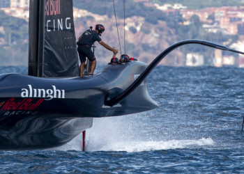 Swiss Score Vital win on day six of the Louis Vuitton Cup