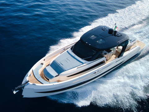 Cayman Yachts 540 WA Grey Hull, la nuova versione 2024