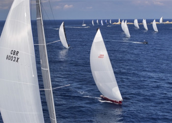 Vento leggero alla Rolex Swan Cup, regatano solo i ClubSwan 36  Indietro