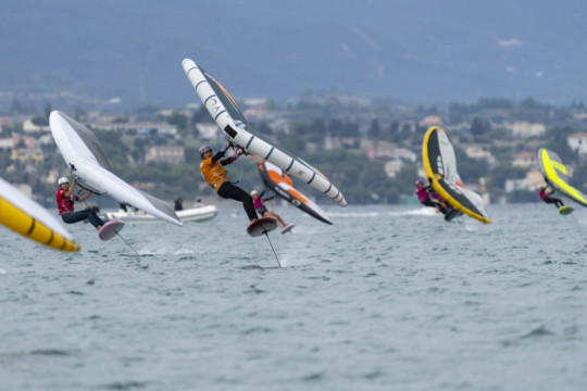 Maddalena Spanu, atleta del programma Young Azzurra dello YCCS, si classifica al secondo posto alla WingFoil Racing Cup di Cagliari. Crediti foto: YCCS/Daniele Macis