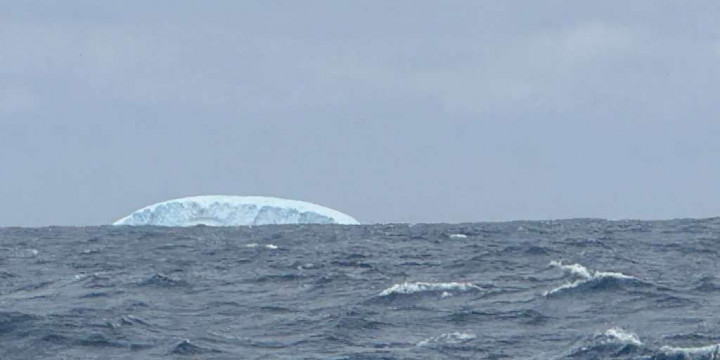 COURSE, 02 DÉCEMBRE 2024 : Photo envoyée depuis le bateau MS Amlin lors de la course à la voile du Vendée Globe le 02 décembre 2024. (Photo du skipper Conrad Colman) iceberg