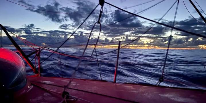Photo envoyée depuis le bateau Initiatives-Coeur lors de la course à la voile du Vendée Globe le 08 janvier 2025. (Photo du skipper Sam Davies) coucher de soleil