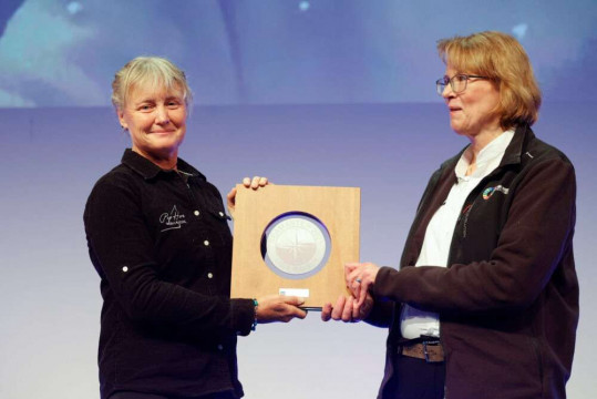 ie feierliche Laudatio auf Cole Brauer, die nicht live vor Ort sein konnte, wurde von Pip Hare, Imoca-Skipperin und Vendée Globe-Teilnehmerin, gehalten.
©Messe Düsseldorf / ctillmann