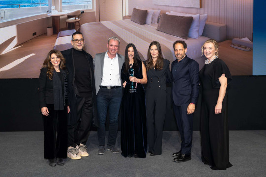 Premiazione per la categoria Best Interior Design - Motor Yachts sopra i 500GT con al centro l'armatrice e interior designer Nisrine Karagulla.