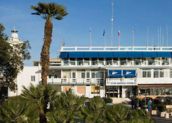 Il Club Nautico Versilia presenta Roberto Perrone Capano e il suo libro
