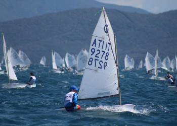 Prima giornata di regate alla seconda tappa del Trofeo Optimist Italia Kinder Joy of Moving a Follonica
