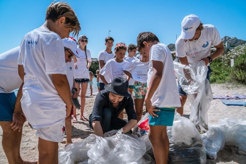 Jan Pachner, Secretary General of the YCCS and the MINIWIZ CEO Arthur Huang with the youths from the YCCS Sailing School during the beach cleaning