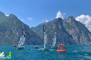 Sul Garda Trentino test di nuove boe elettriche in occasione di uno stage multiclasse
