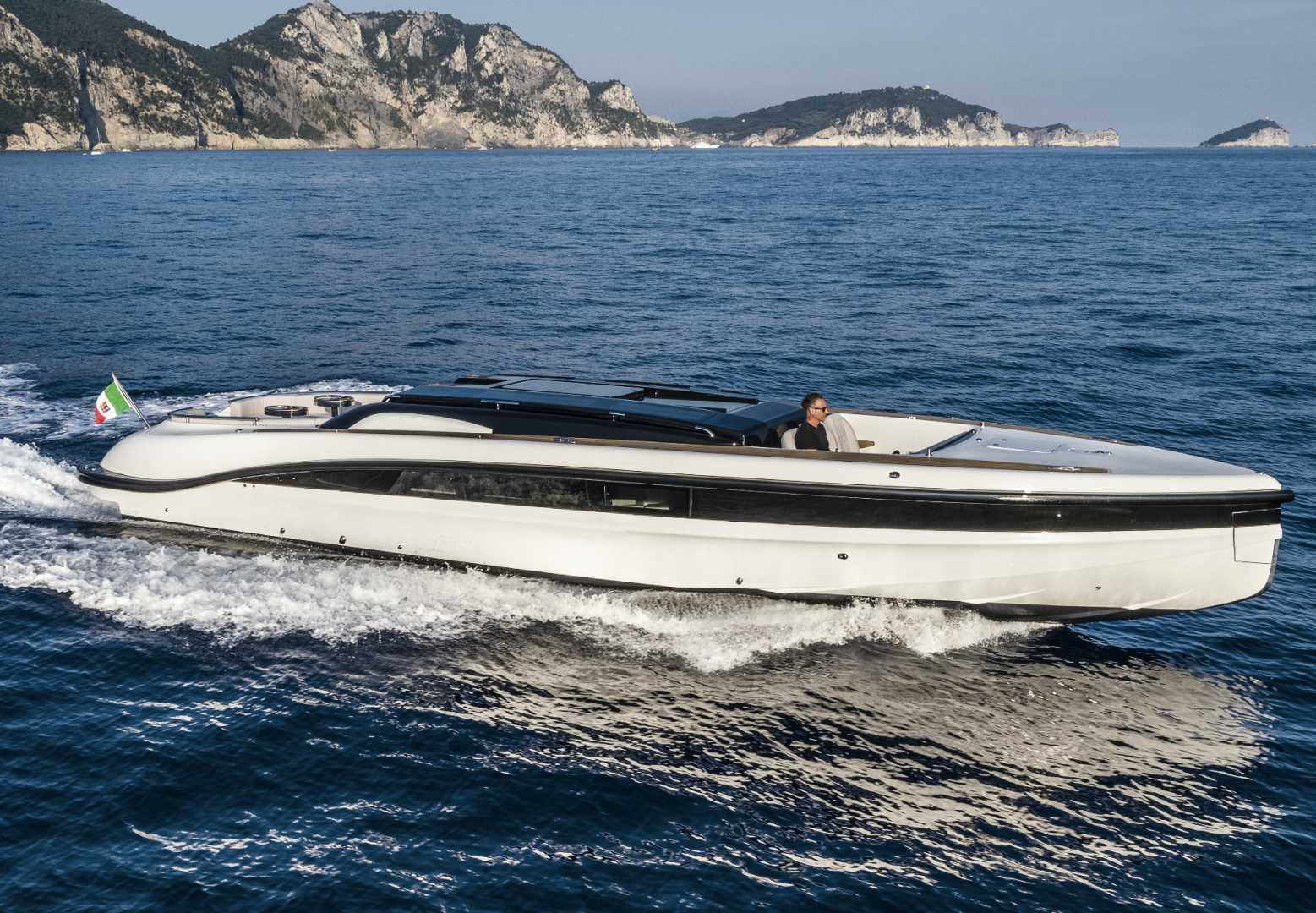 New WB14 limousine tender: high performance and on board safety