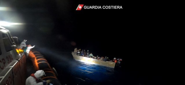 Guardia Costiera: soccorso di un barchino in difficoltà