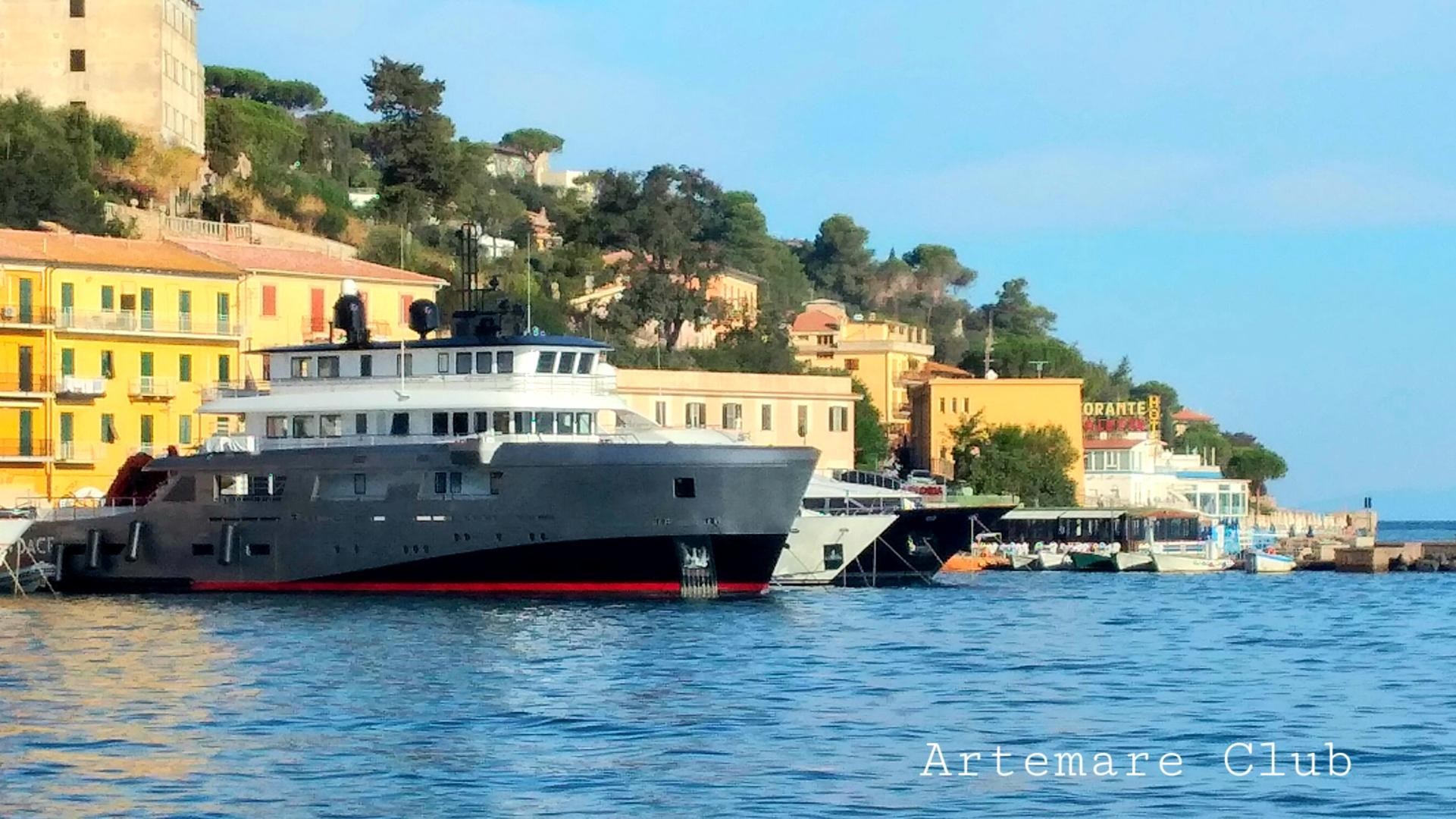 Il mega yacht explorer Audace a Porto Santo Stefano