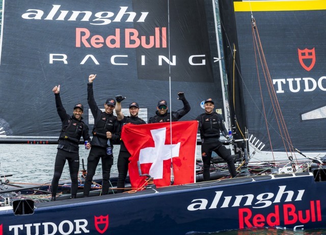 Arnaud Psarofaghis e il team vincente di Alinghi Red Bull Racing - SUI 8. Foto: Sailing Energy / GC32 Racing Tour.