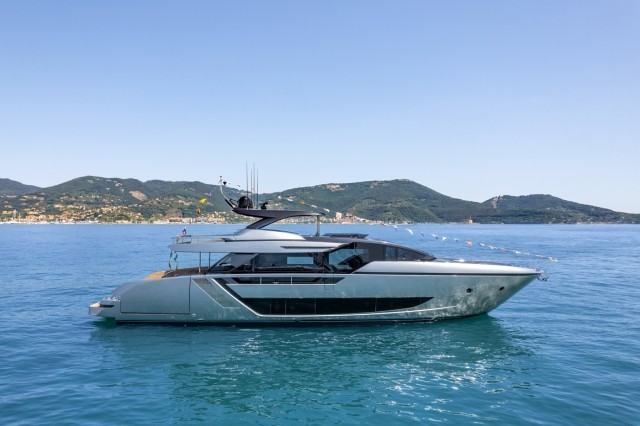 New Riva 82’ Diva: the flybridge with endless outdoor space