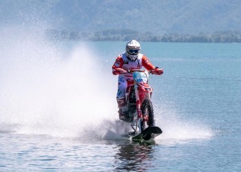 Luca Colombo conquista il record mondiale con una moto da cross