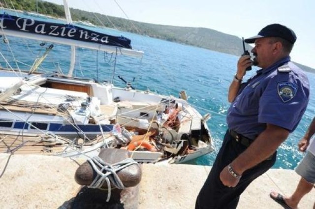 La barca a vela dopo la collisione a Primosten Croazia