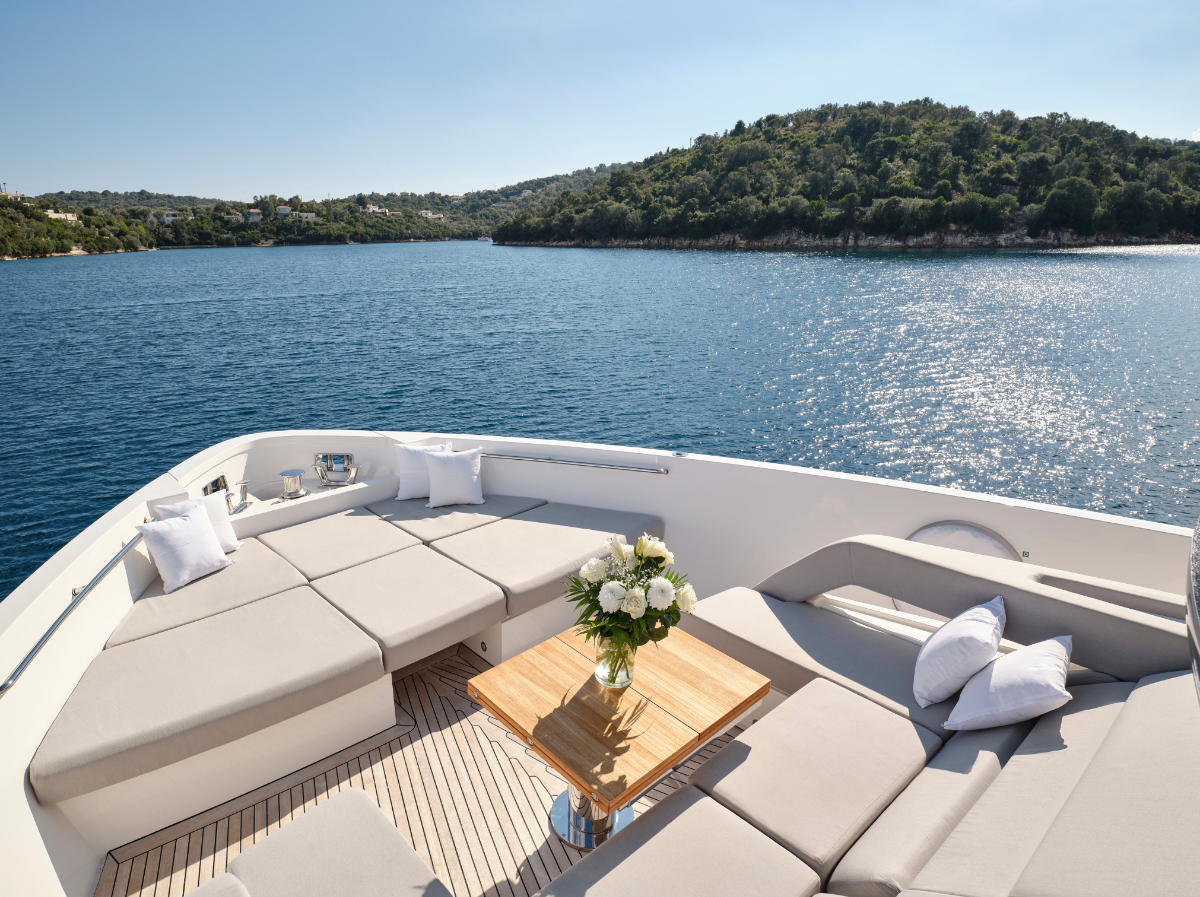 New Sanlorenzo SX76 to charter in the Ionian Sea with EKKA Yachts
