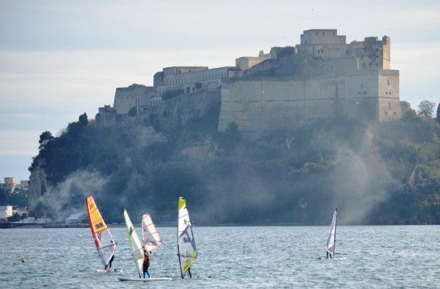 È iniziato lo spettacolo della Coppa Italia di windsurf  a Pozzuoli
