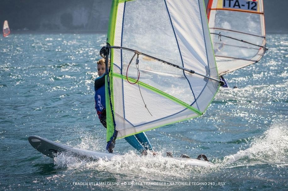 Matteo Rossi in regata sul lago di Garda in occasione della quarta e ultima tappa della Coppa Italia della classe Techno 293 (Foto: Angela Trawoeger/FVM)