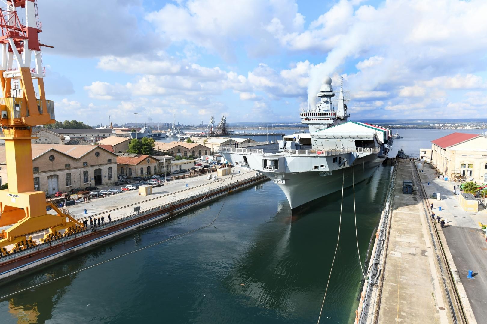 Taranto - La portaerei Cavour esce dal bacino di carenaggio