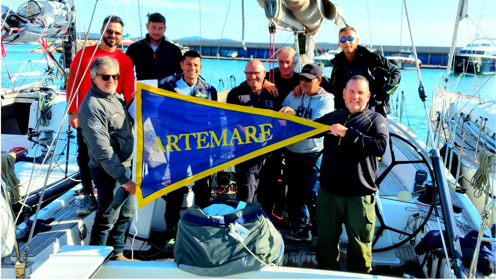 L'equipaggio dell'imbarcazione Bangherang con il guidone di Artemare Club