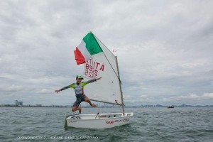 Marco Gradoni festeggia la vittoria del Mondiale Optimist ottenuta lo scorso luglio in Thailandia