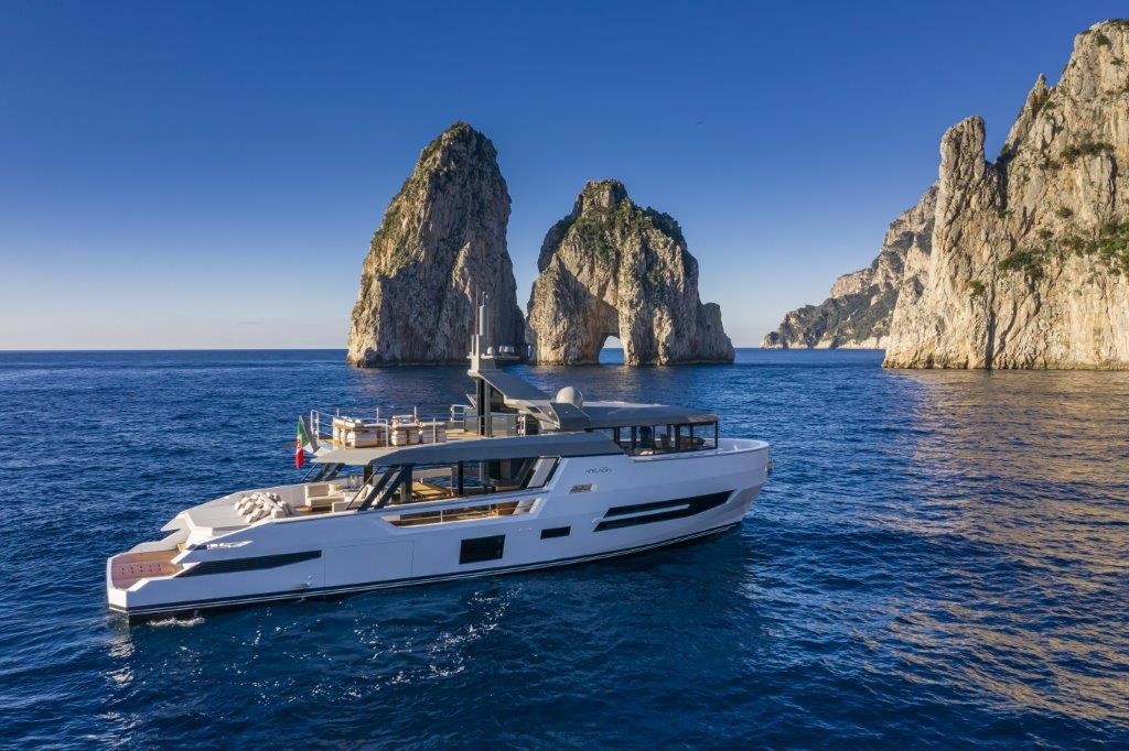 Arcadia Yachts signs the contract of sale Sherpa 80 XL unit