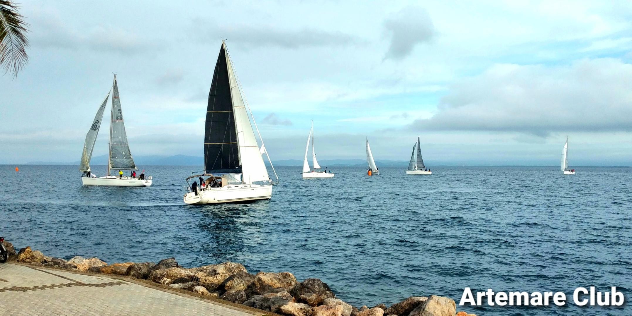 Le imbarcazioni alla partenza dell'Argentarola's Cup davanti al lungomare Giugiaro di Porto Santo Stefano