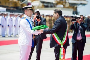 Sindaco di Taranto consegna bandiera di combattimento al comandante di nave Margottini