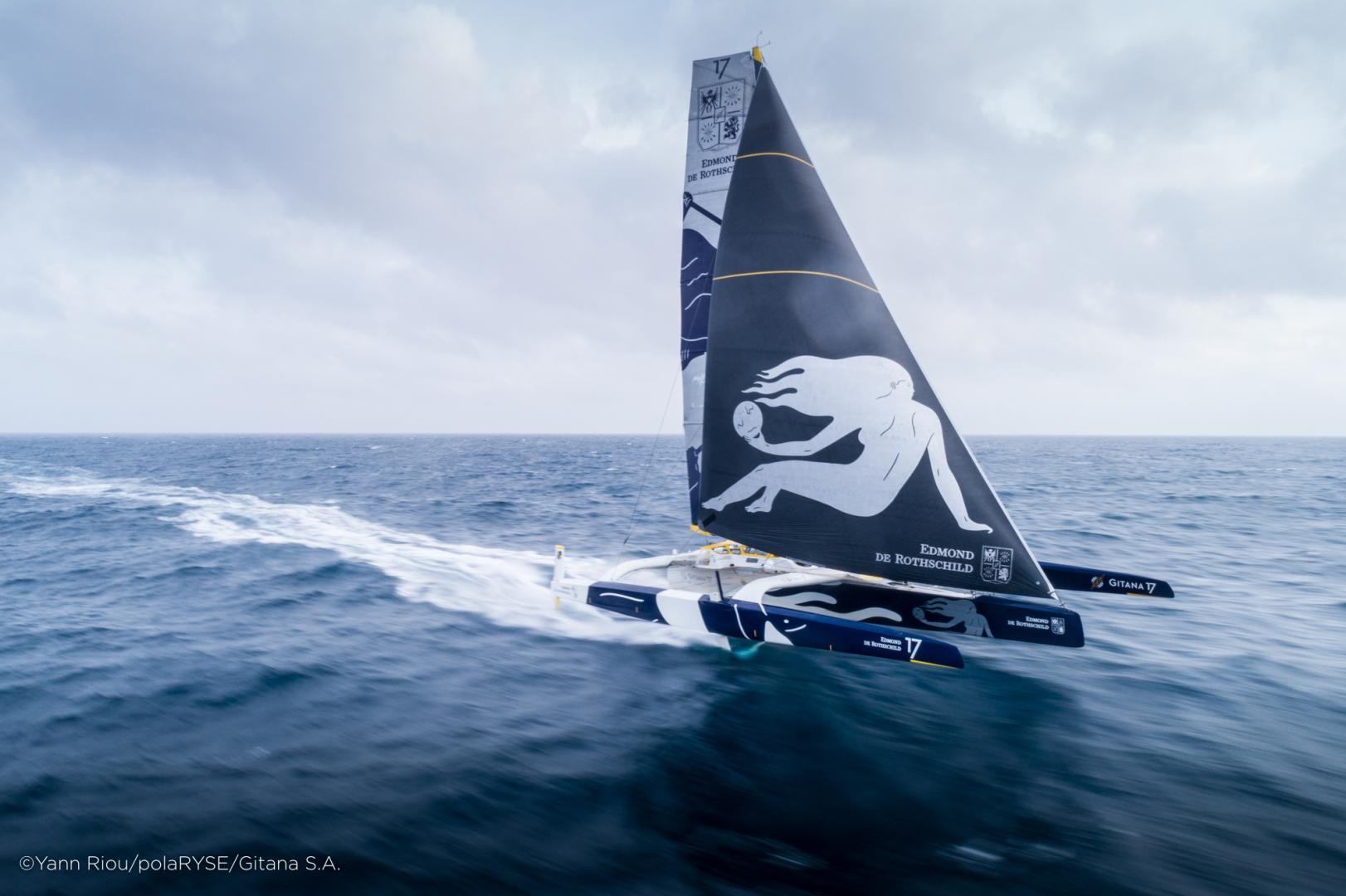 Maxi Edmond de Rothschild secures victory and the record