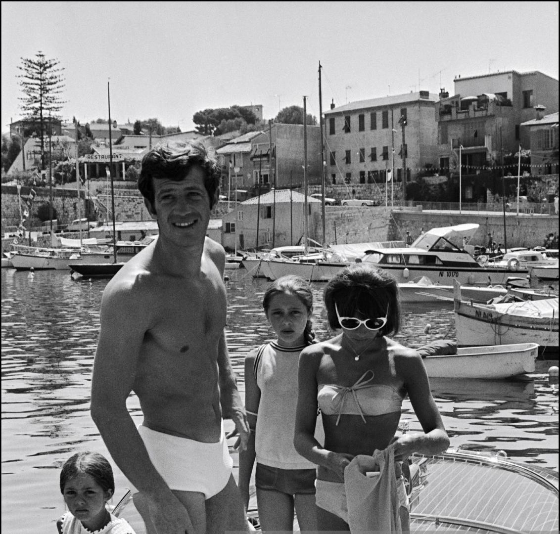 Un giovane Jean Paul Belmondo in barca con la famiglia - Artemare Club