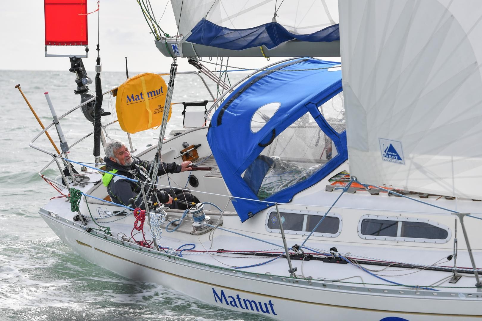 Jean-Luc Van Den Heede has suffered further damage to the mast on MATMUT and must sail with extreme caution upwind