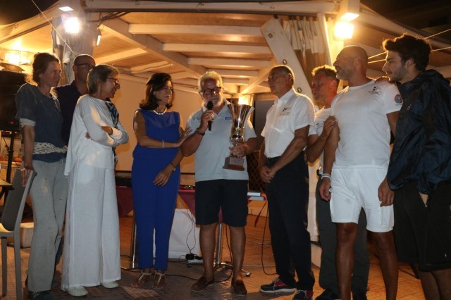 l'equipaggio di QQ7. Michele Zucchero riceve il trofeo Challenge Sebastiano Tusa da Patrizia Li Vigni (foto Johnny Manzo)
