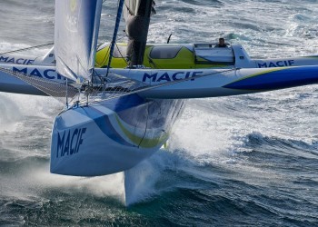 Brest Atlantiques – MACIF trimaran is back in the race