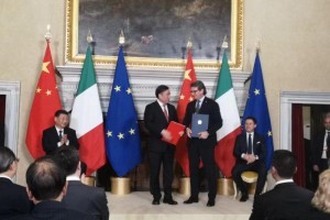 La cerimonia dell'accordo alla presenza dei capi di stato di Italia e Cina