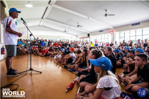 Russell Coutts parla ai piccoli skipper dell’O’Pen Bic World Championships a Whangaparaoa