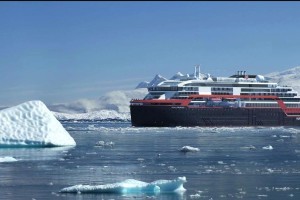 Das weltweit erste Hybrid-Expeditionsschiff: MS Roald Amundsen