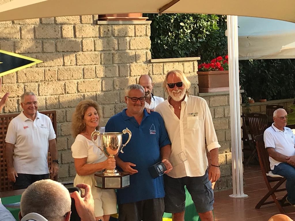 Enrico Negri con Mauro Pelaschier alla premiazione dell’83° Campionato Italiano Dinghy