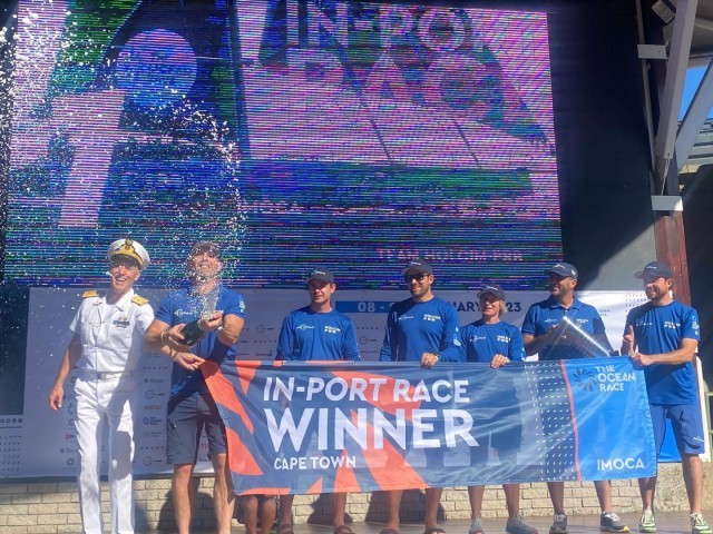 Il contrammiraglio Massimiliano Nannini premia il Team Holcim Prb, vincitore della In-Port Race di Cape Town