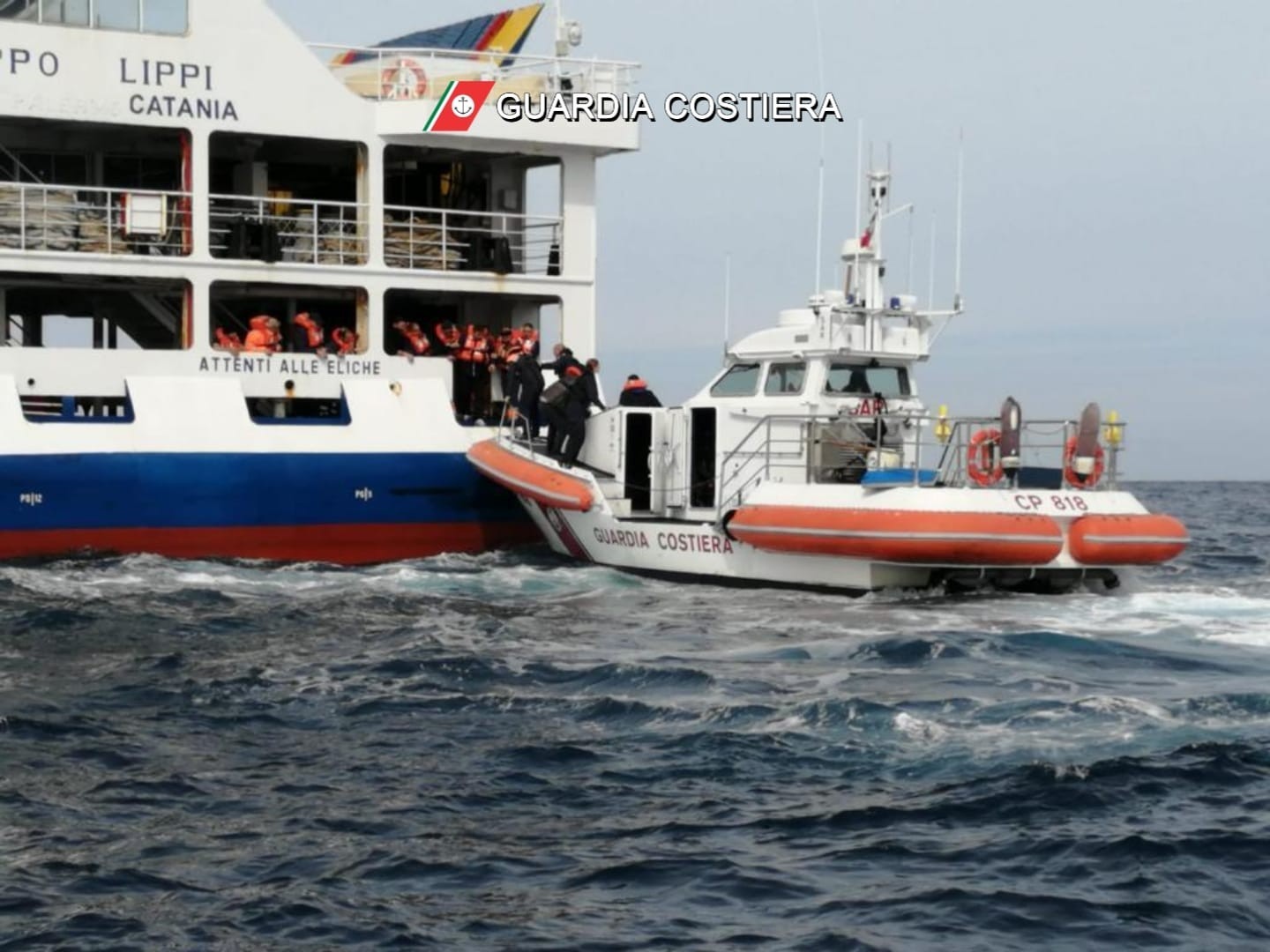 Incendio a bordo di un traghetto: Guardia Costiera trae in salvo i passeggeri