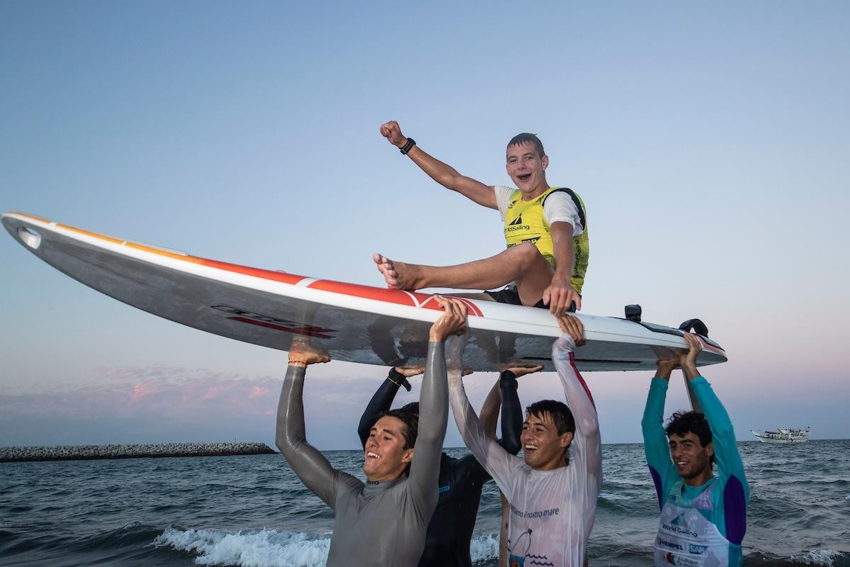 La felicità di Federico Pillon, campione mondiale giovanile Windsurfer  Bic Techno 293+©Lloyd Images per Oman Sail