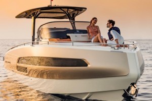 Invictus GT 320 dazzling world debut at Cannes Yachting Festival 2018
