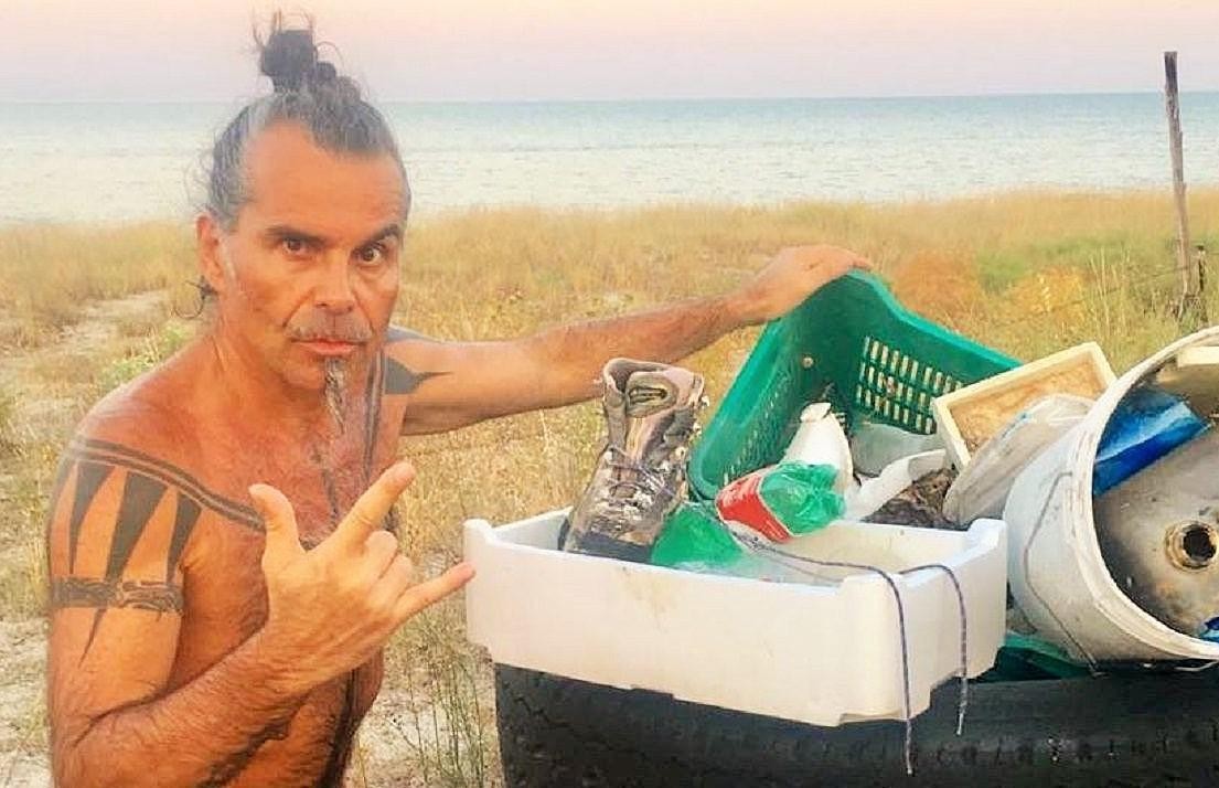 Il rocker Piero Pelù con i rifiuti portati dal mare