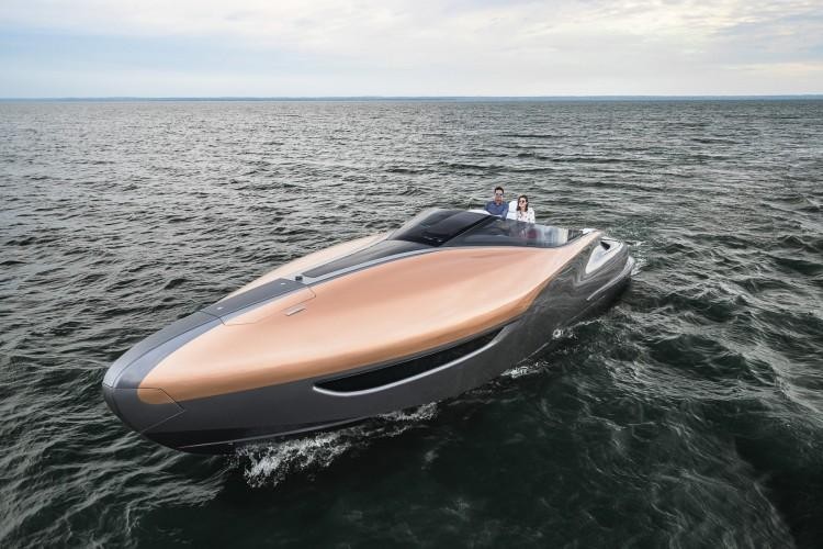 
Lexus presenta il prototipo di uno yacht ad alte prestazioni
