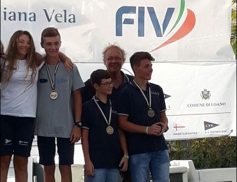 La premiazione della classe L’Equipe U12: alle spalle dell’equipaggio Alessio Caldarera/Matteo Peria l’allenatore Fabrizio Marzocchini