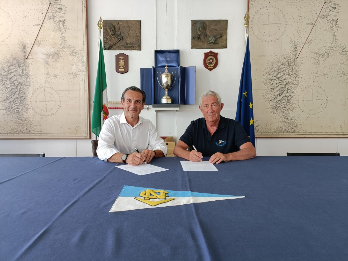 Il Divisional Manager di Banca Fideuram Claudio Formisano e il vice presidente del Club Nautico Versilia, Ammiraglio Marco Brusco