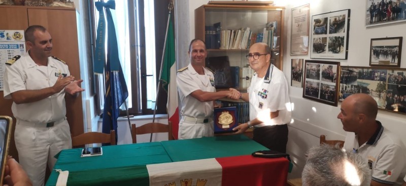 Consegna Crest dell' Associazione Marinai d'Italia