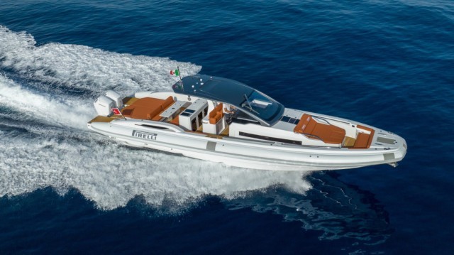 Sacs Tecnorib al Salone Nautico di Genova 2023 con tutta la linea Pirelli speedboats walkaround