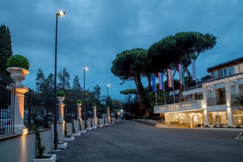 l'ingresso dell'Omnia Hotel Shangri La Roma all'EUR
