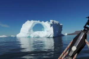 Ancora un iceberg dove il ghiaccio sembra essere stato scolpito