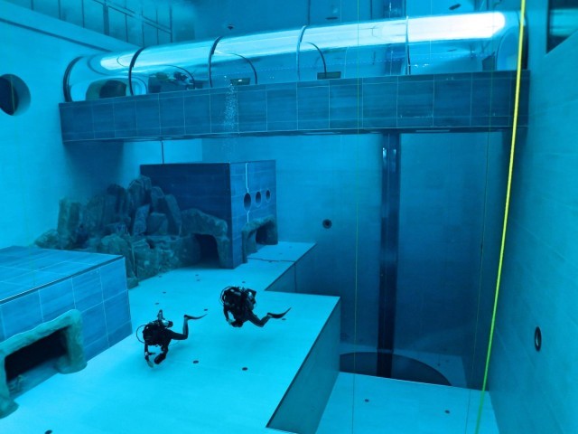 La piscina più profonda del mondo Y-40 The Deep Joy unica piscina per subacquei con acqua termale